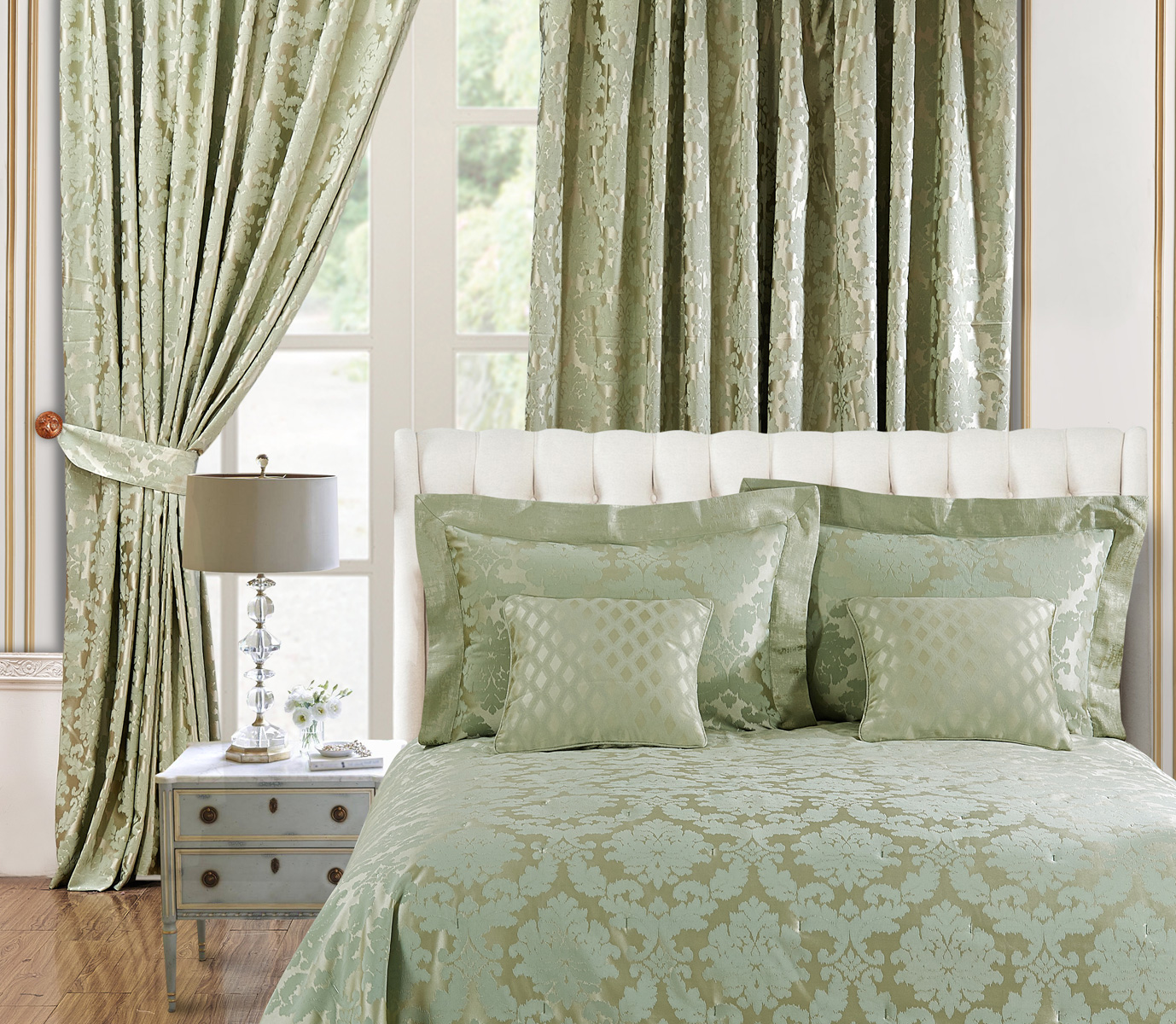 Зеленые шторы в интерьере спальни с бежевыми обоями